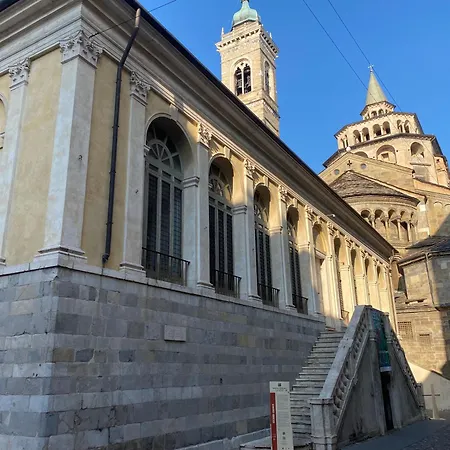 Lägenhet The L I B R A R Y *